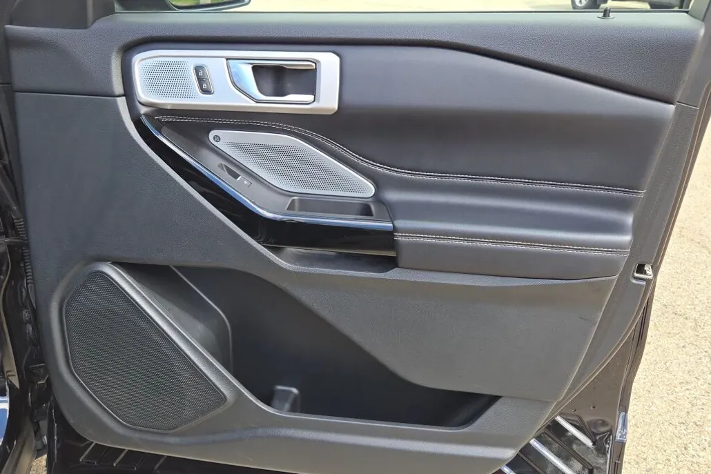 2021 Ford Explorer ST photo 1