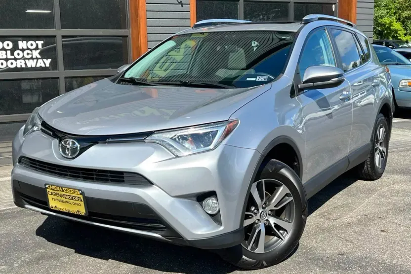 2016 Toyota RAV4 XLE photo 1