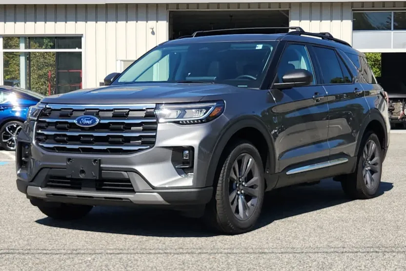 2025 Ford Explorer photo 1