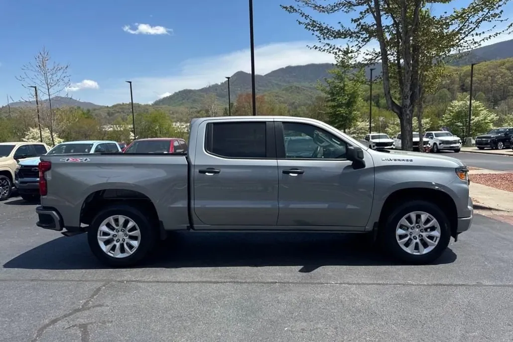 2024 Chevrolet Silverado 1500 Custom photo 1