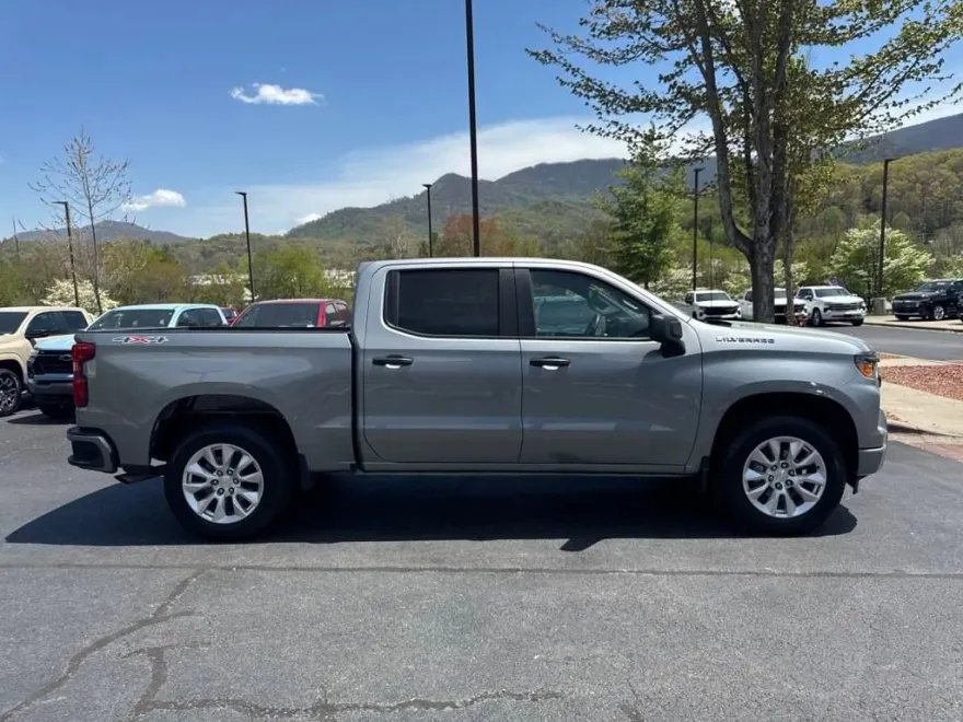 2024 Chevrolet Silverado 1500 Custom photo 1