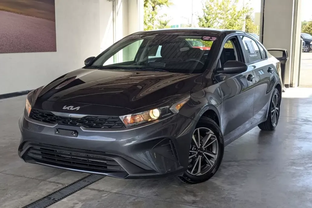 2023 Kia Forte LXS photo 1