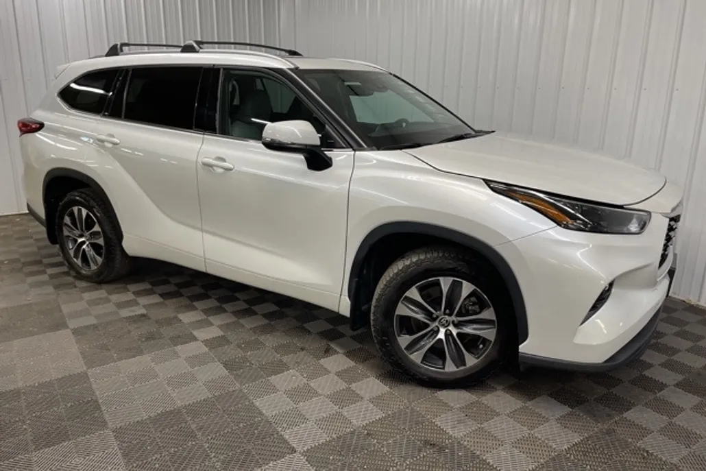 2022 Toyota Highlander XLE photo 1