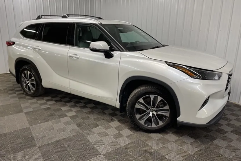 2022 Toyota Highlander XLE photo 1