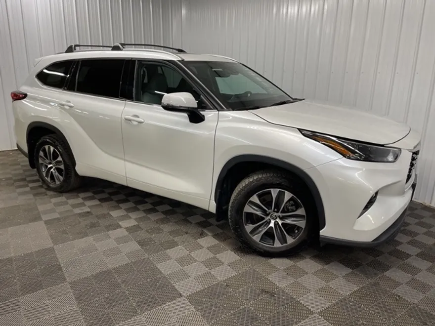 2022 Toyota Highlander XLE photo 1