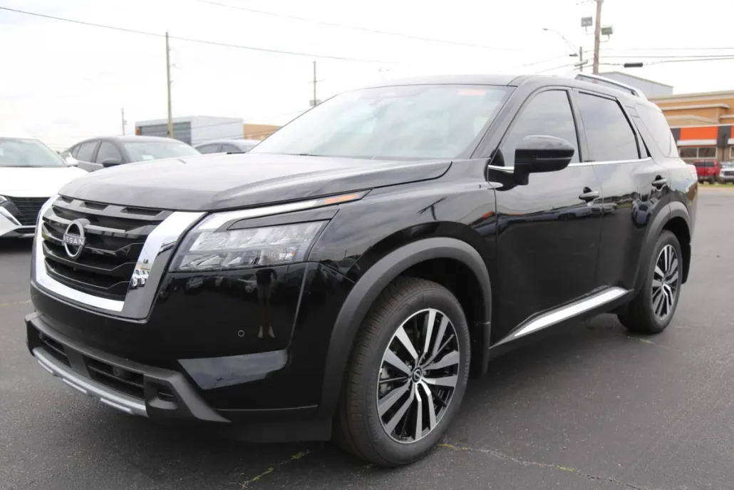 2025 Nissan Pathfinder Platinum photo 1