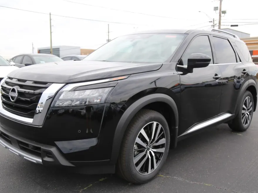 2025 Nissan Pathfinder Platinum photo 1