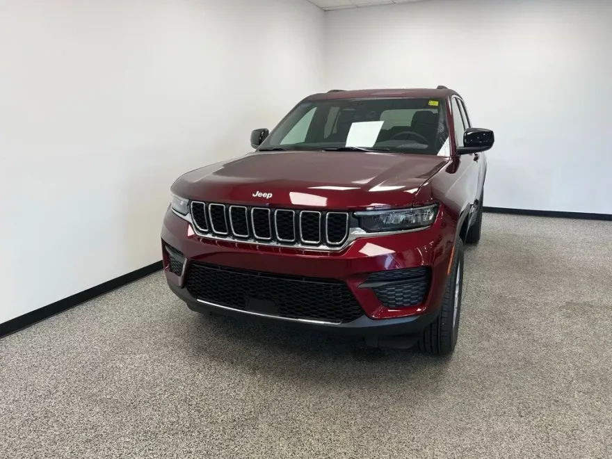 2025 Jeep Grand Cherokee Laredo photo 1