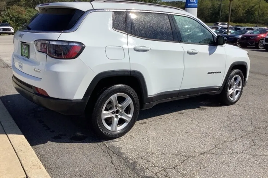 2024 Jeep Compass Latitude photo 1