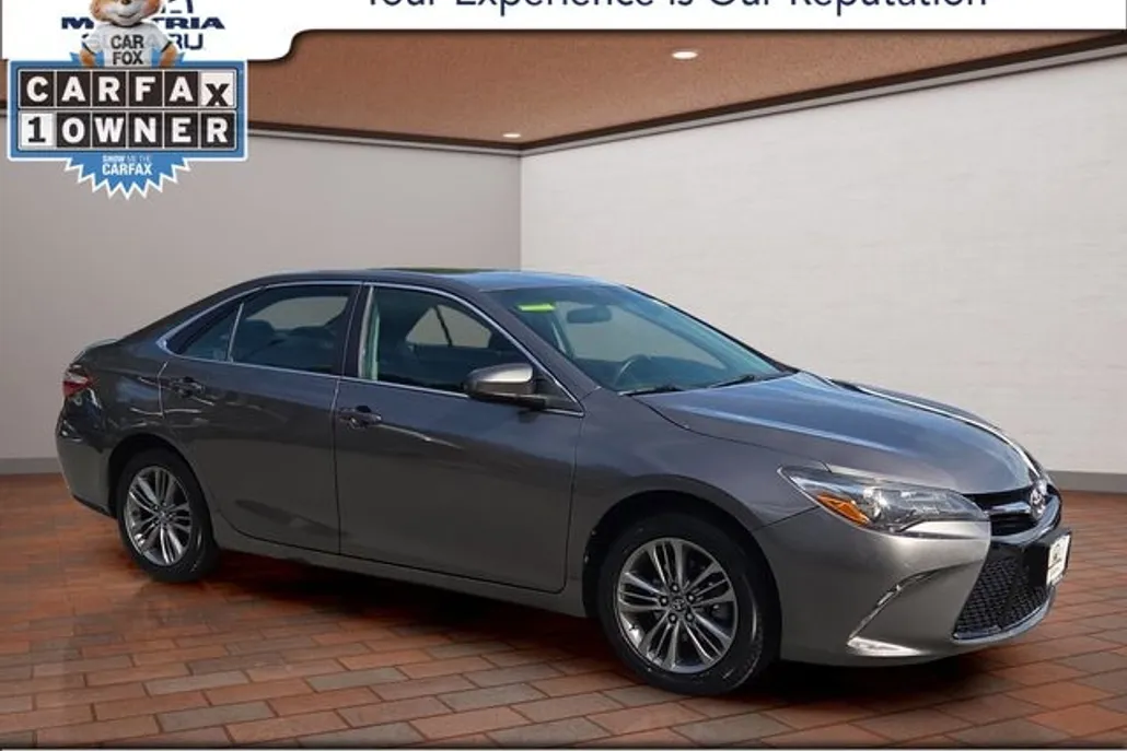 2017 Toyota Camry SE photo 1