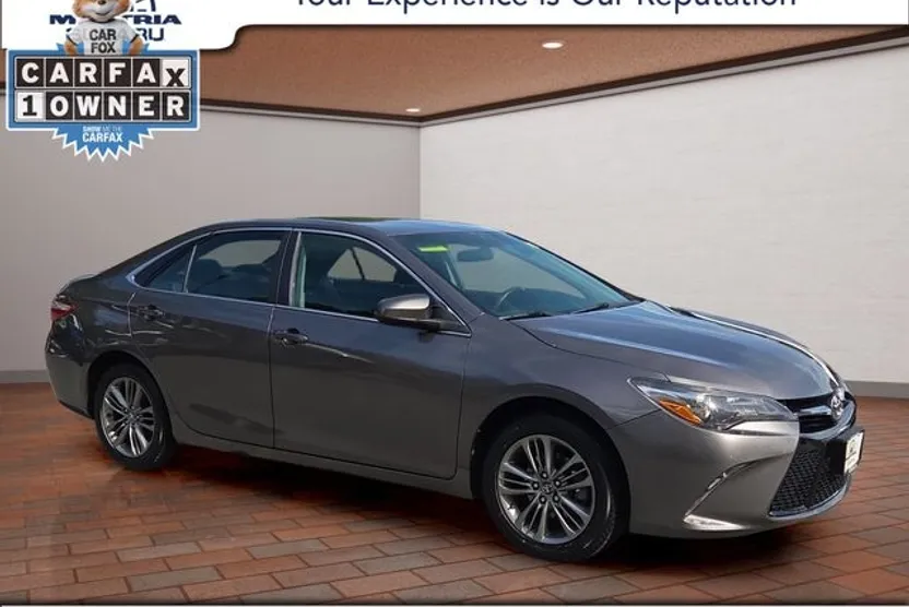 2017 Toyota Camry SE photo 1