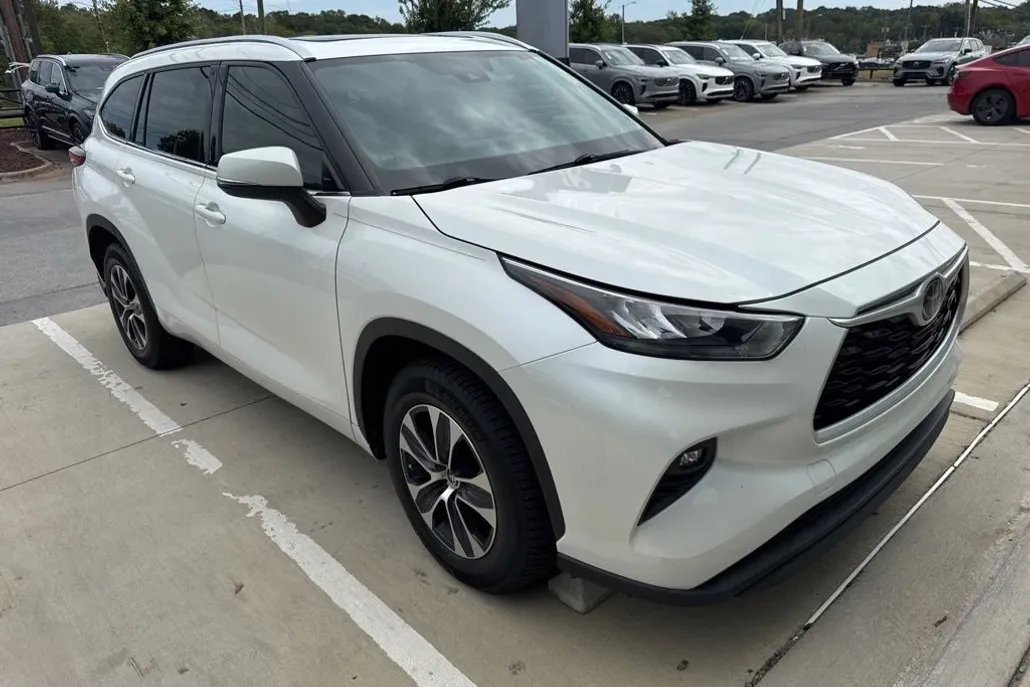2020 Toyota Highlander XLE photo 1