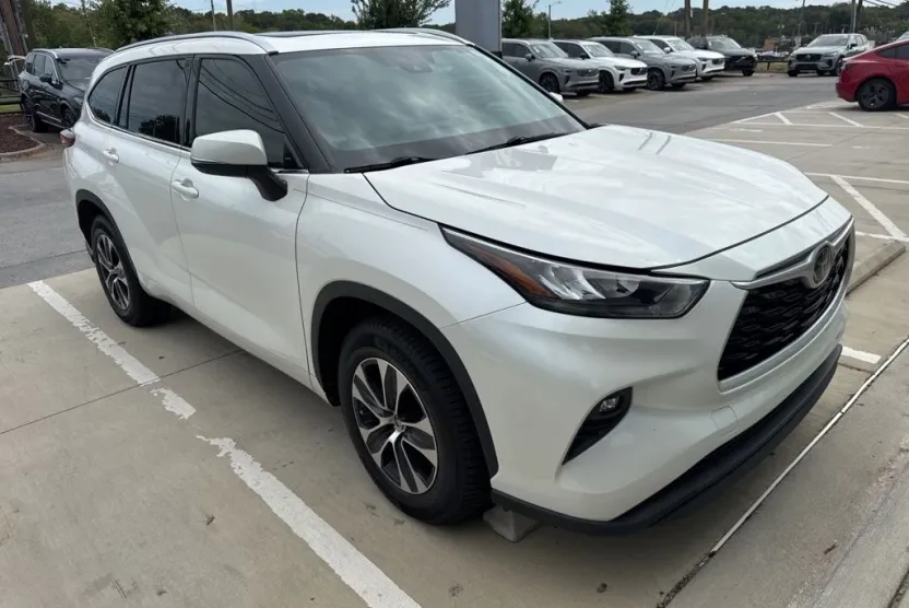 2020 Toyota Highlander XLE photo 1