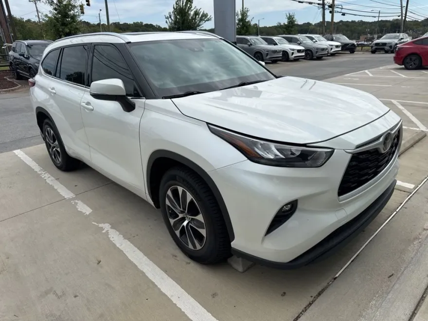 2020 Toyota Highlander XLE photo 1