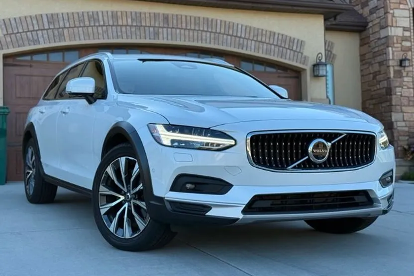 2022 Volvo V90 B6 Cross Country photo 1