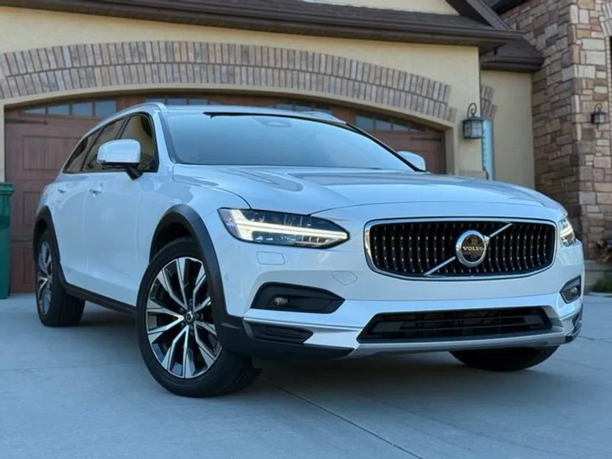 2022 Volvo V90 B6 Cross Country photo 1