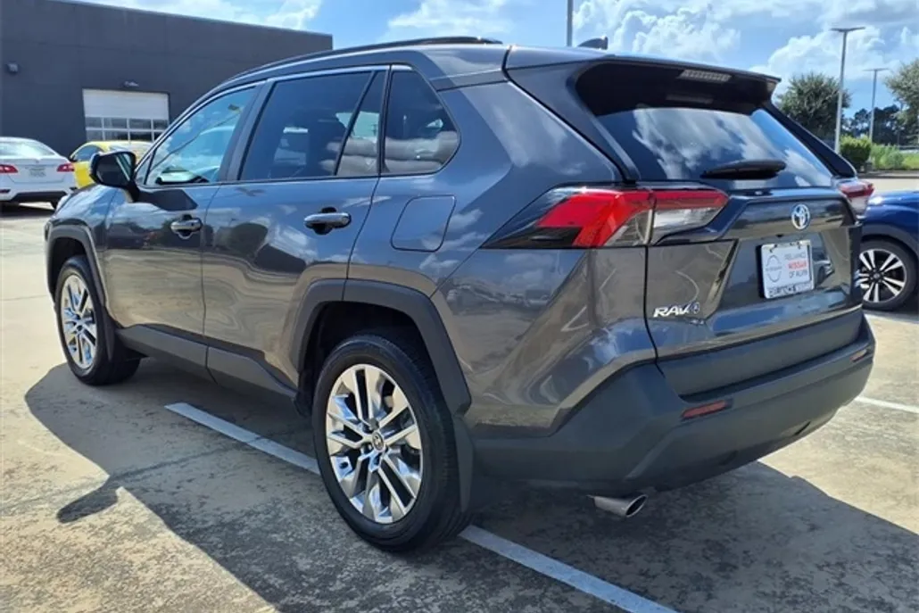 2021 Toyota RAV4 XLE Premium photo 1