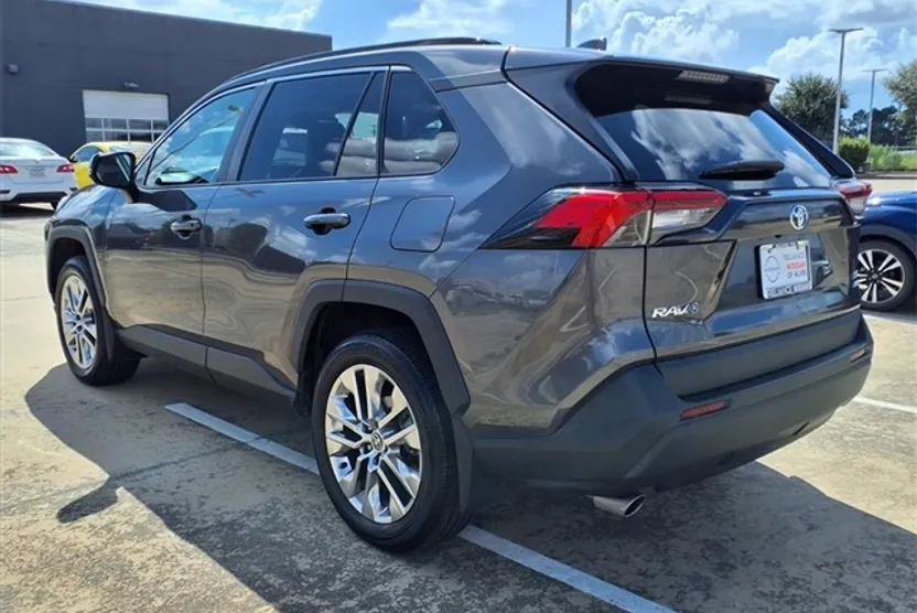 2021 Toyota RAV4 XLE Premium photo 1