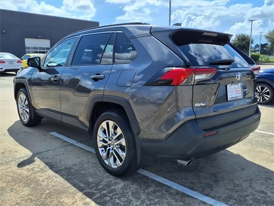 2021 Toyota RAV4 XLE Premium photo 1