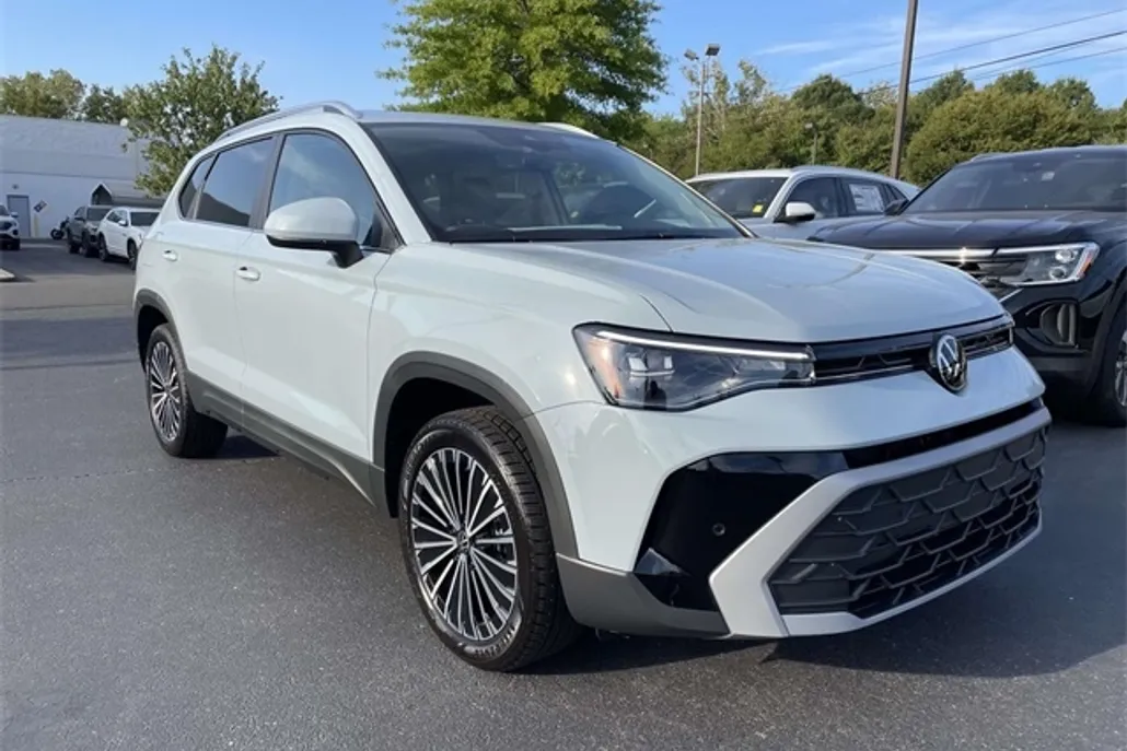 2025 Volkswagen Taos SE photo 1