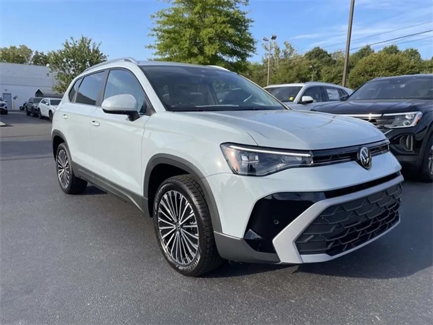 2025 Volkswagen Taos SE photo 1