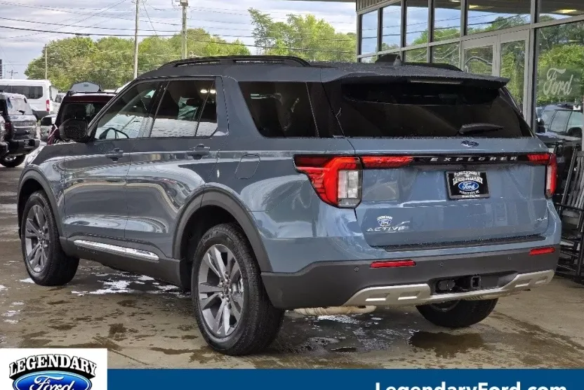 2025 Ford Explorer photo 1