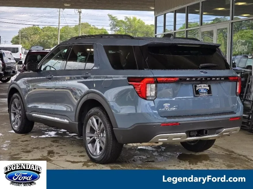 2025 Ford Explorer photo 1