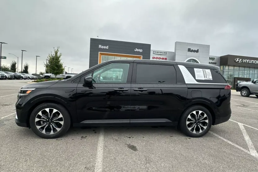 2024 Kia Carnival EX photo 1