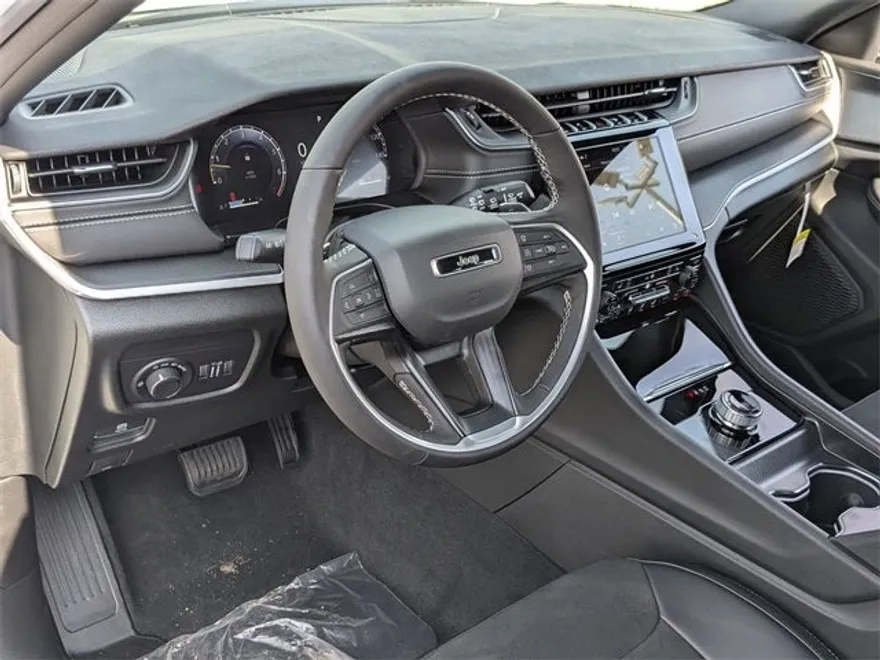 2025 Jeep Grand Cherokee Altitude photo 1
