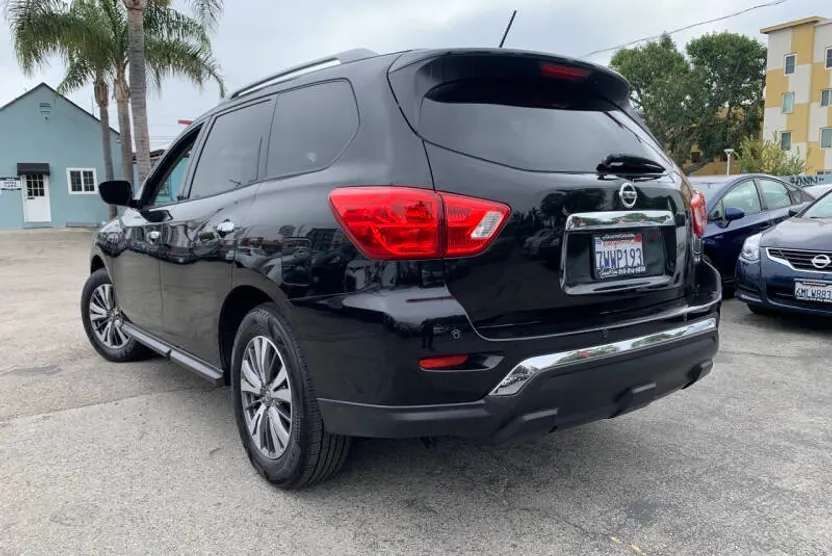 2017 Nissan Pathfinder SV photo 1