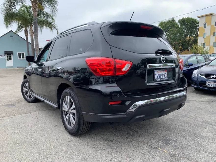 2017 Nissan Pathfinder SV photo 1