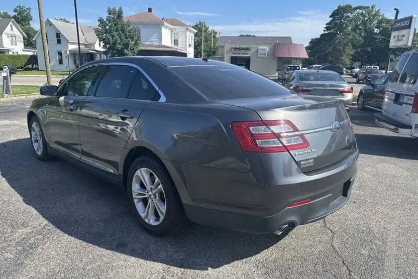 2017 Ford Taurus SE photo 1