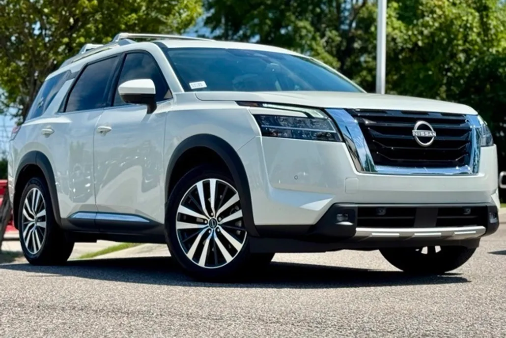 2022 Nissan Pathfinder Platinum photo 1