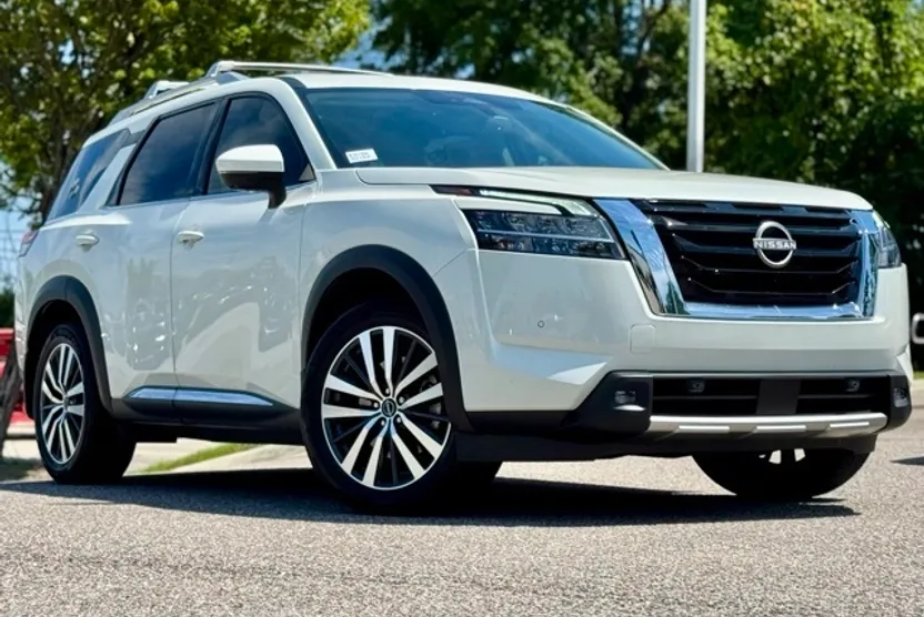 2022 Nissan Pathfinder Platinum photo 1