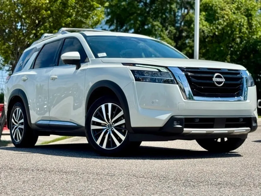 2022 Nissan Pathfinder Platinum photo 1