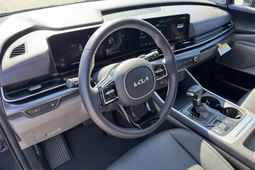 2025 Kia Carnival LXS photo 1