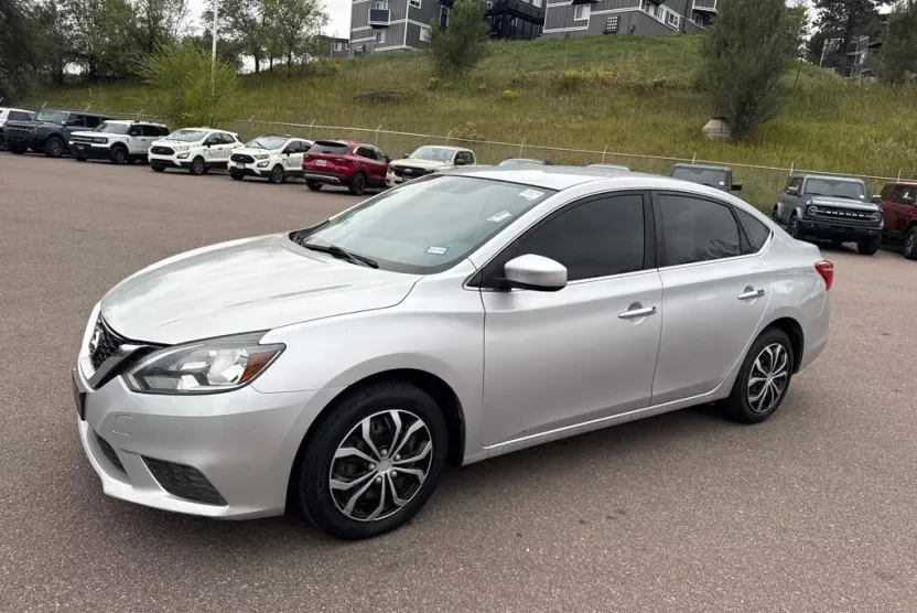 2016 Nissan Sentra S photo 1