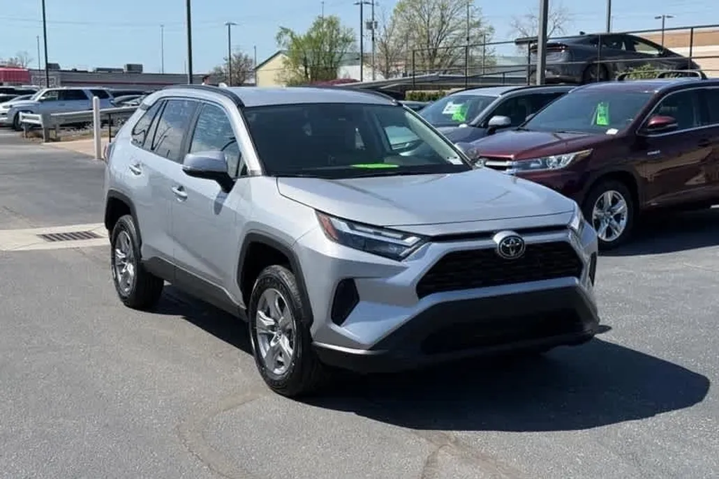 2024 Toyota RAV4 XLE photo 1