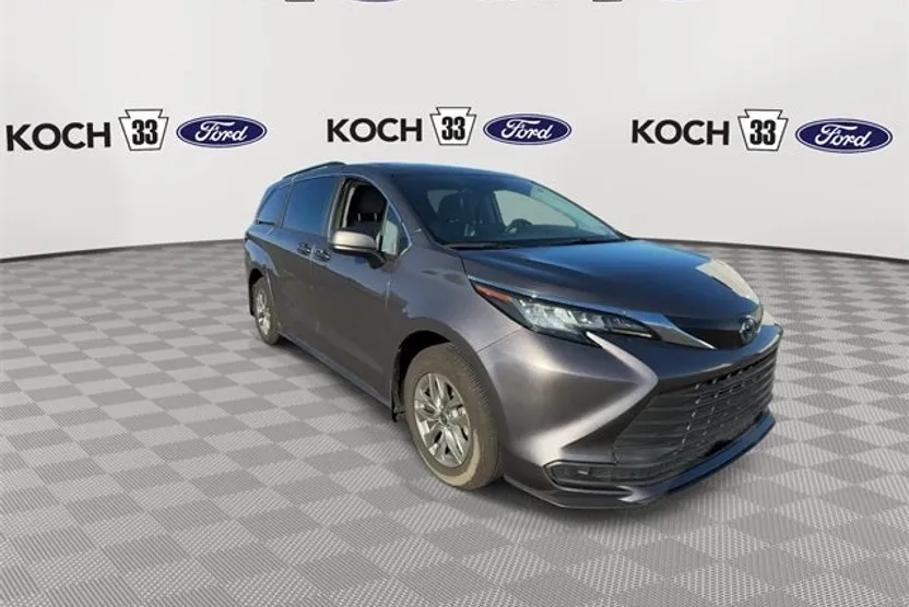 2022 Toyota Sienna LE photo 1