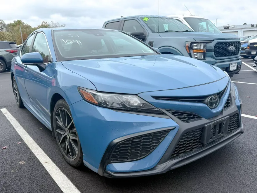 2023 Toyota Camry SE photo 1