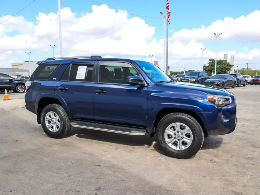 2022 Toyota 4Runner SR5 photo 1