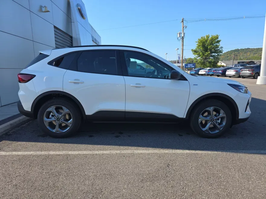 2025 Ford Escape ST-Line photo 1