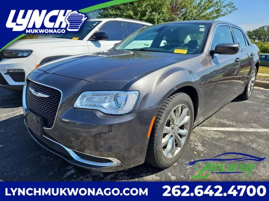 2017 Chrysler 300 Limited photo 1