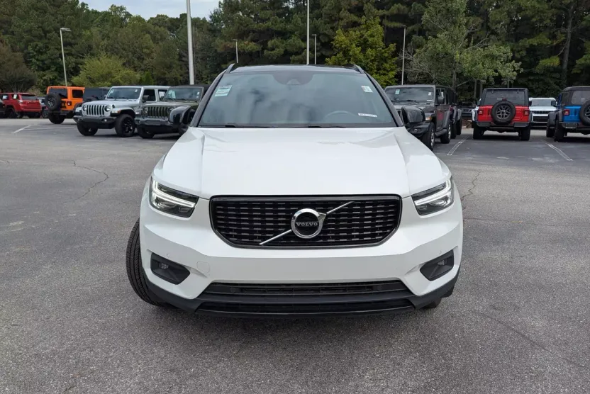 2021 Volvo XC40 R-Design photo 1