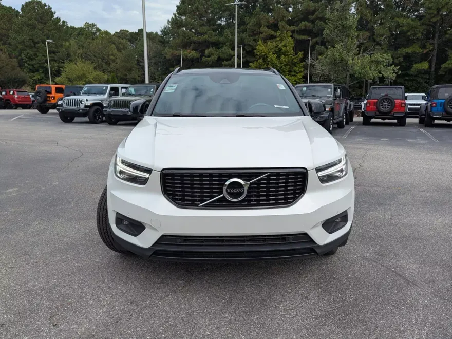 2021 Volvo XC40 R-Design photo 1