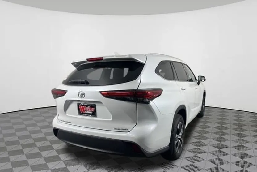 2024 Toyota RAV4 LE photo 1