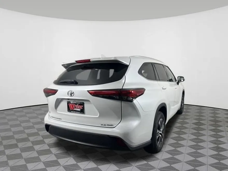 2024 Toyota RAV4 LE photo 1