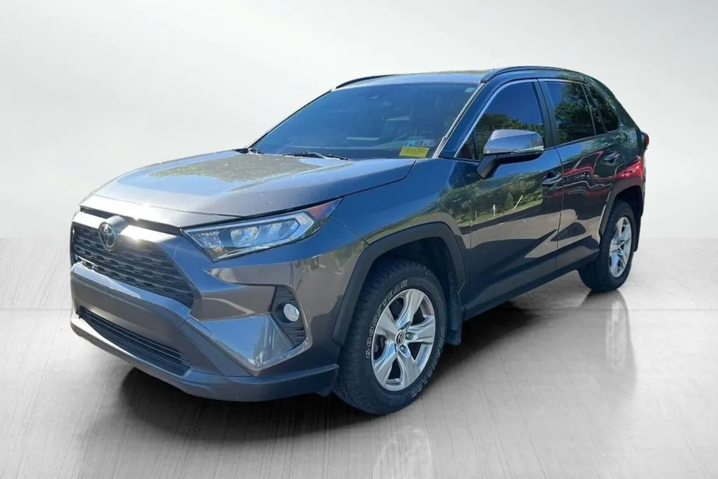 2020 Toyota RAV4 XLE photo 1