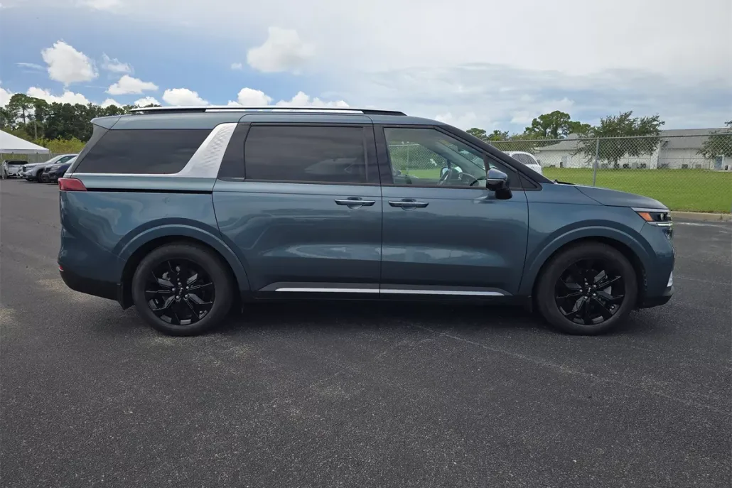 2023 Kia Carnival SX photo 1
