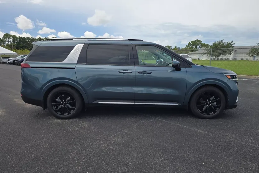 2023 Kia Carnival SX photo 1